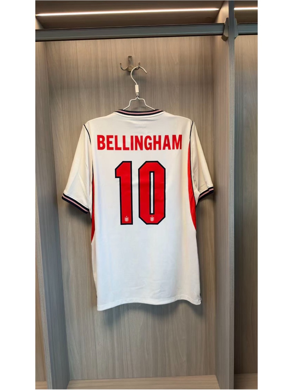 Nike White England #10 Football Shirt with Red Accents - Picture 2 of 2